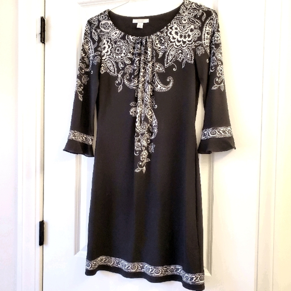 Like new! Women's black and white 3/4 sleeve dress